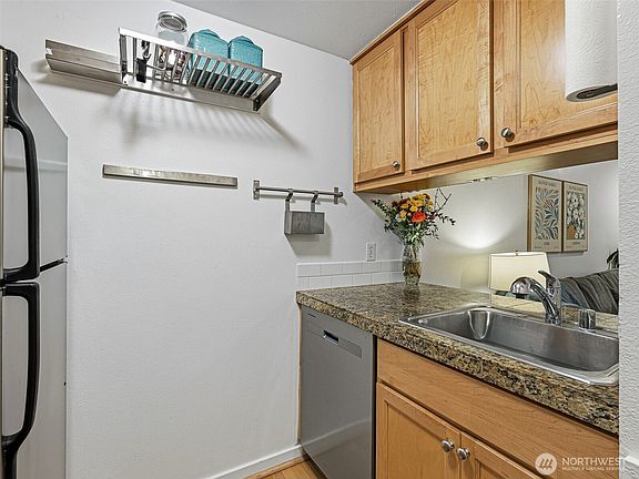 4th image of 301 W Raye Street #201