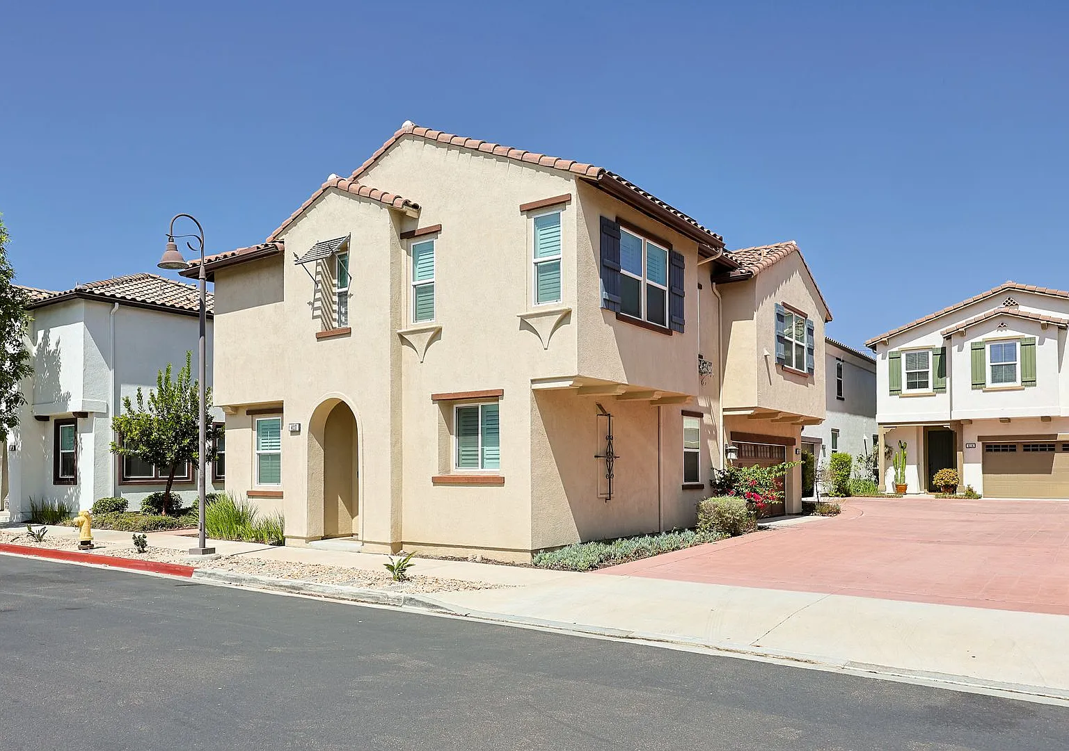 Spacious 4BR/3BA Oceanside Home with 2-Car Garage, Backyard & Community Pool — Photo 2