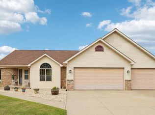 907 Links Dr, Poynette, WI 53955