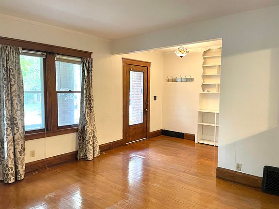 2nd image of 228 S Gardiner Ave
