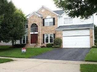 588 Spruce Ln, Lisle, IL 60532