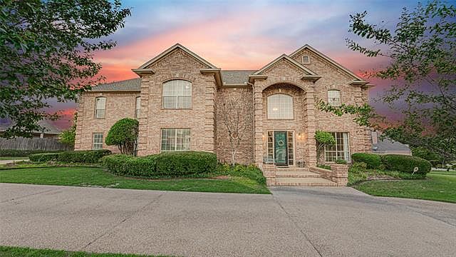 1st image of 1301 Lakeridge Dr