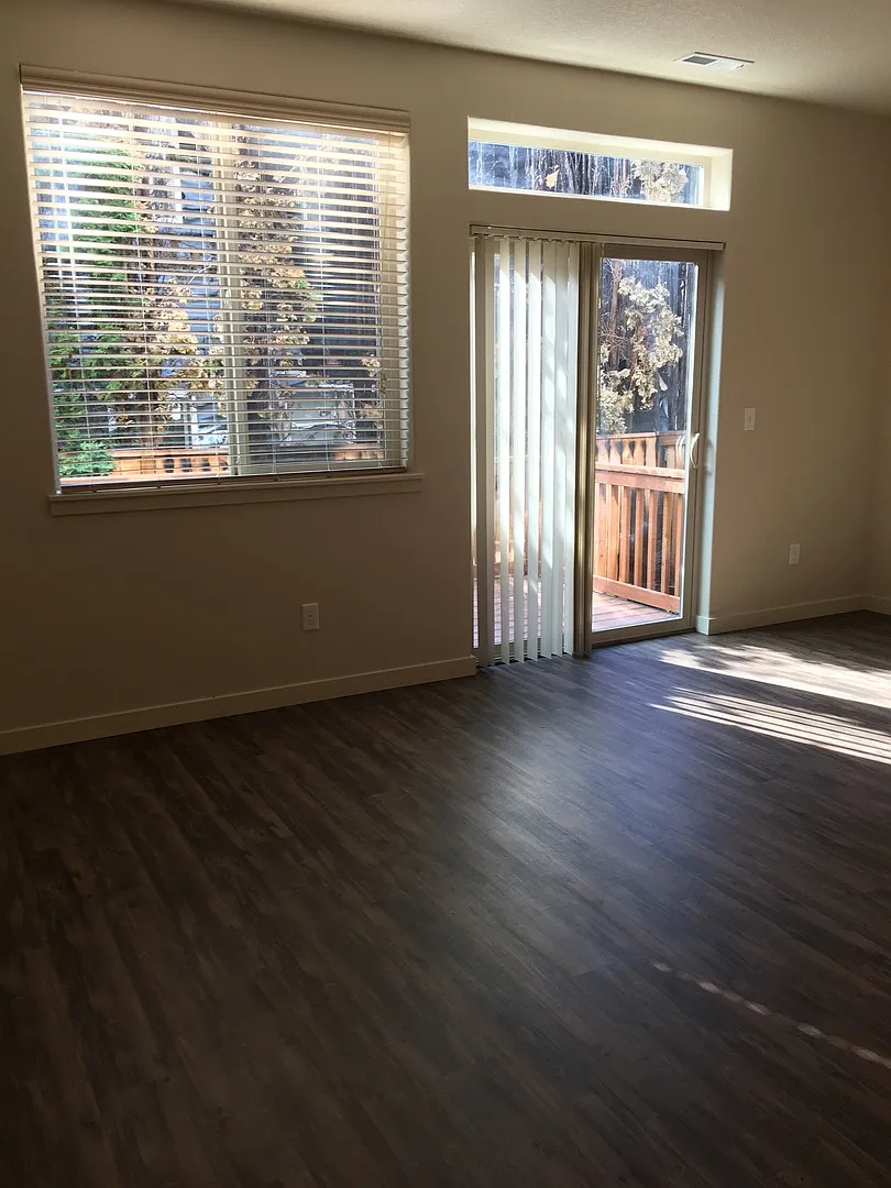 Three Bedrooms Plus Loft! Centrally located! — Photo 4