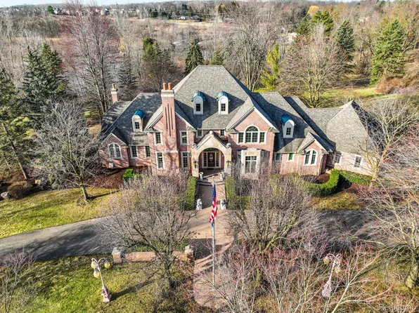1401 E Silverbell Rd, Lake Orion, MI 48360