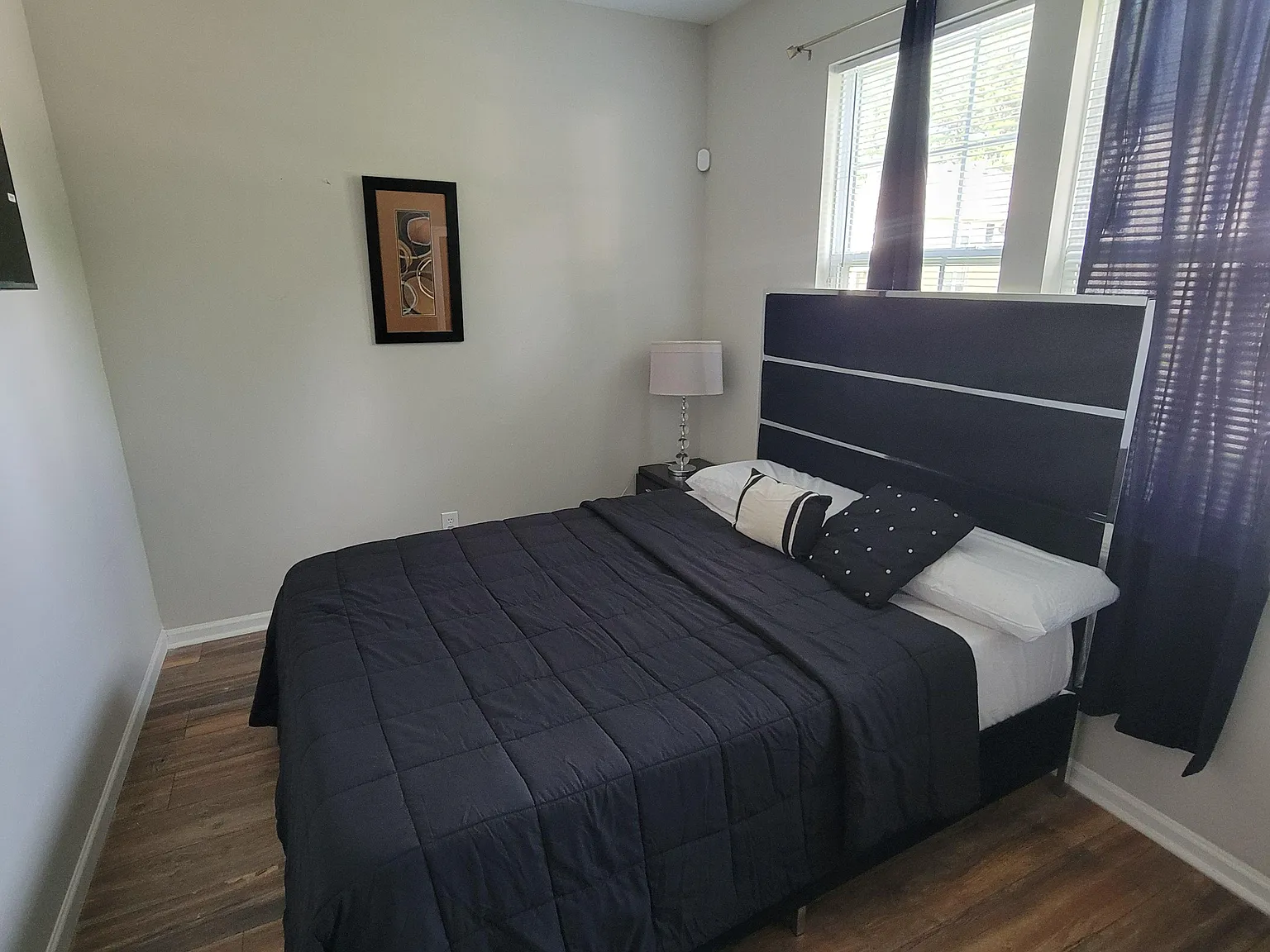 2 bed, 1.0 bath, 3700 sqft, $866 — Photo 4
