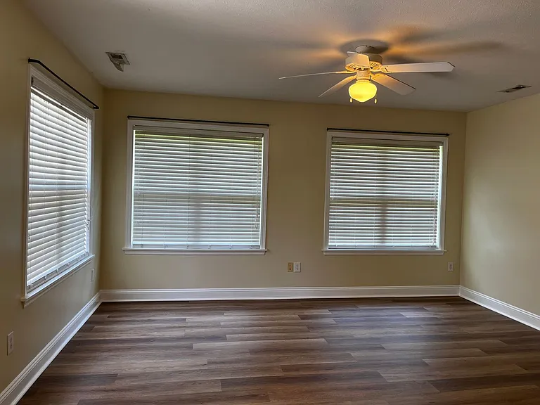 129 Pella Ln — Photo 17