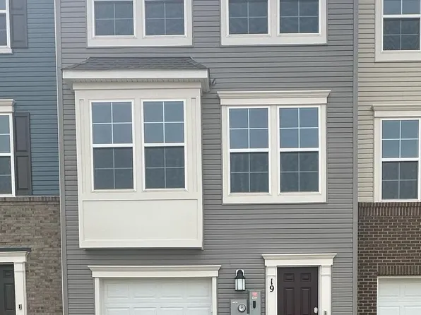 19 Winterplace Dr, Charles Town, WV 25414
