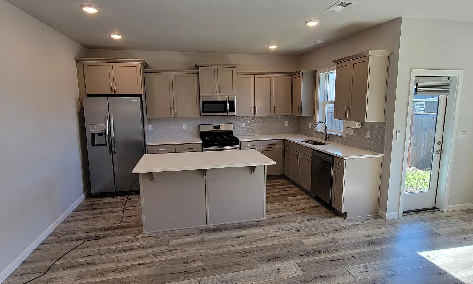 3 bed, 2343 sqft, $3,100 — Photo 2