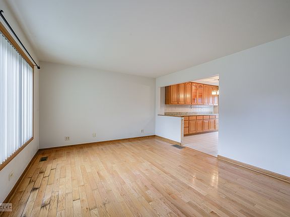 5th image of 1S211 Stratford Ln #211