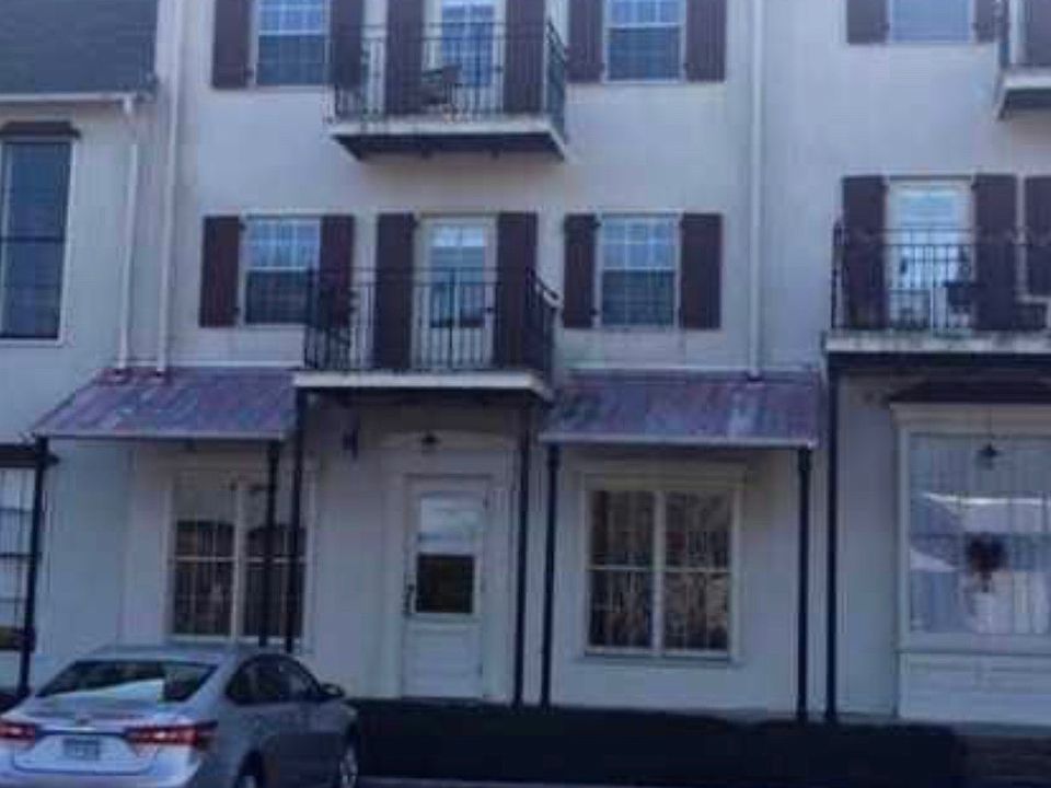 Ext. front with 2 balconies