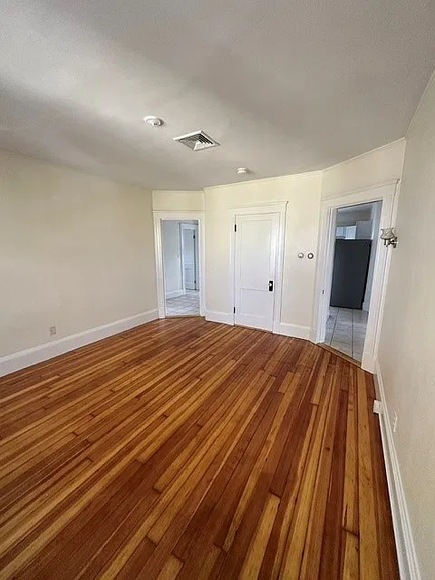 3 bed, 825 sqft, $2,250 — Photo 2