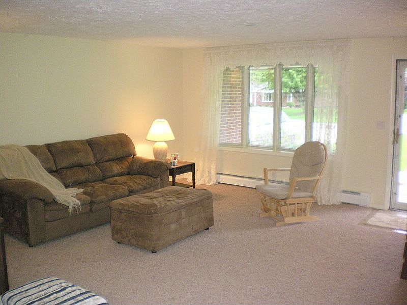 1st image of 3009 E Chesterfield Ln