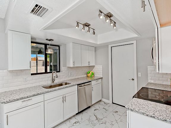 3rd image of 3285 Newport Dr