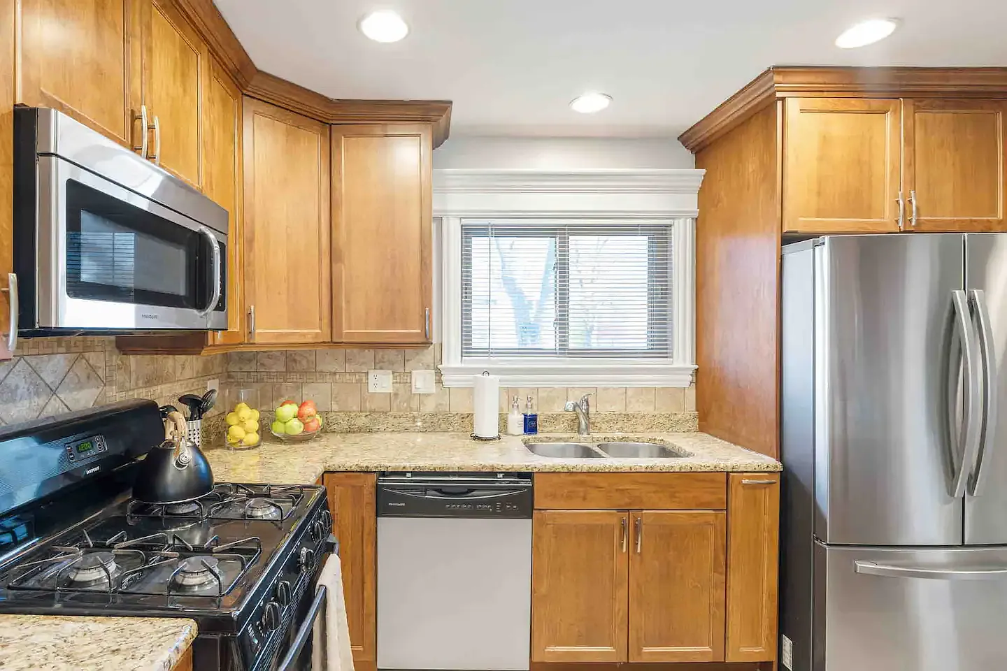 4 bed, 1400 sqft, $3,950 — Photo 3