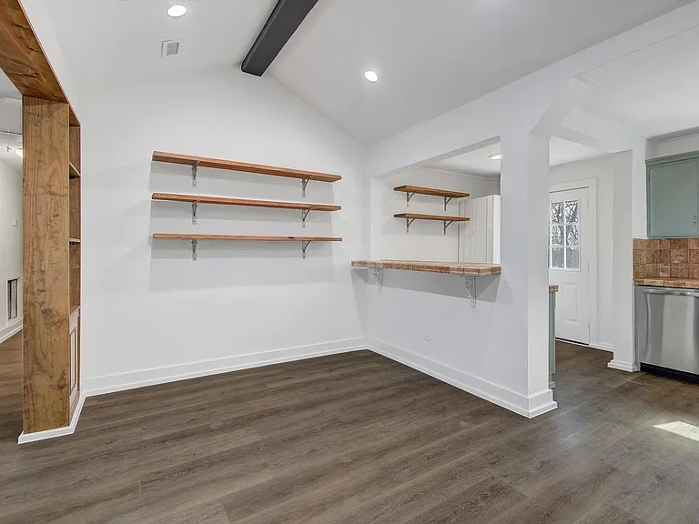 158 E 7th St — Photo 11