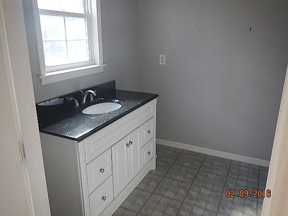 3rd image of 8 Lakeside Dr