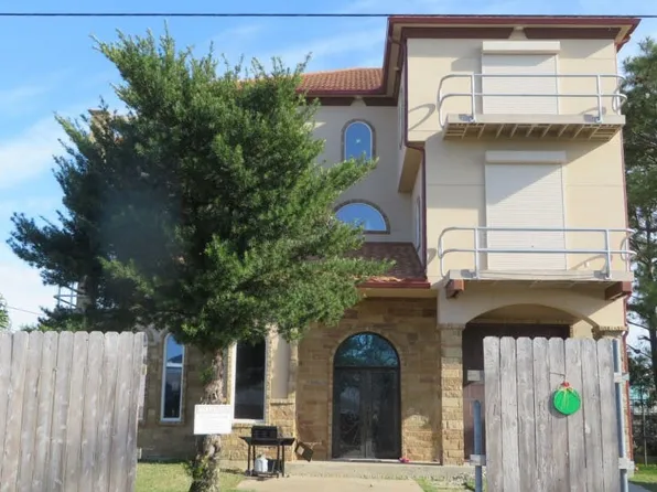 115 8th St, San Leon, TX 77539