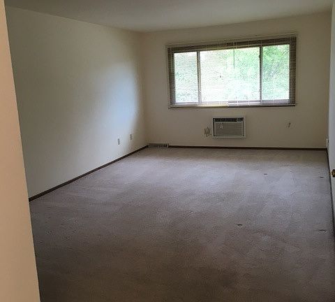 4th image of 695 E Imperial Dr
