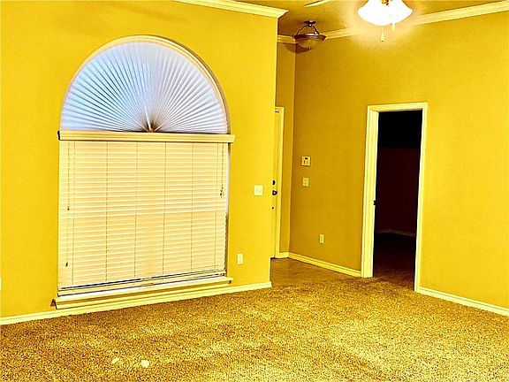 4th image of 608 SW 43rd St