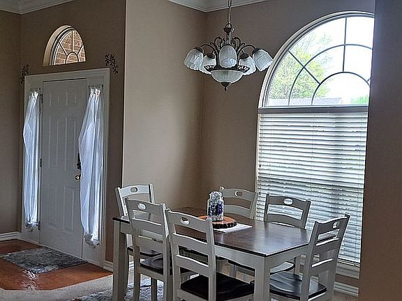 4th image of 2807 Foxwood Dr