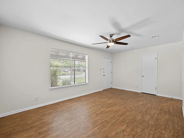 8600 Hathaway Dr — Photo 10