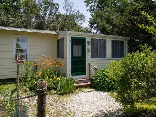 33 Warren Ave, Middletown, RI 02842
