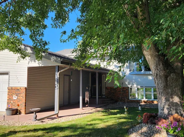 1712 Houston Dr, Bismarck, ND 58504