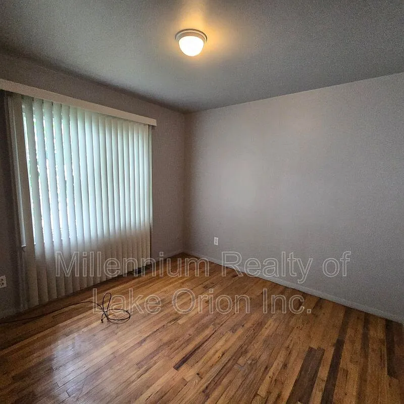 3 bed, 1.0 bath, 900 sqft, $1,350 — Photo 2