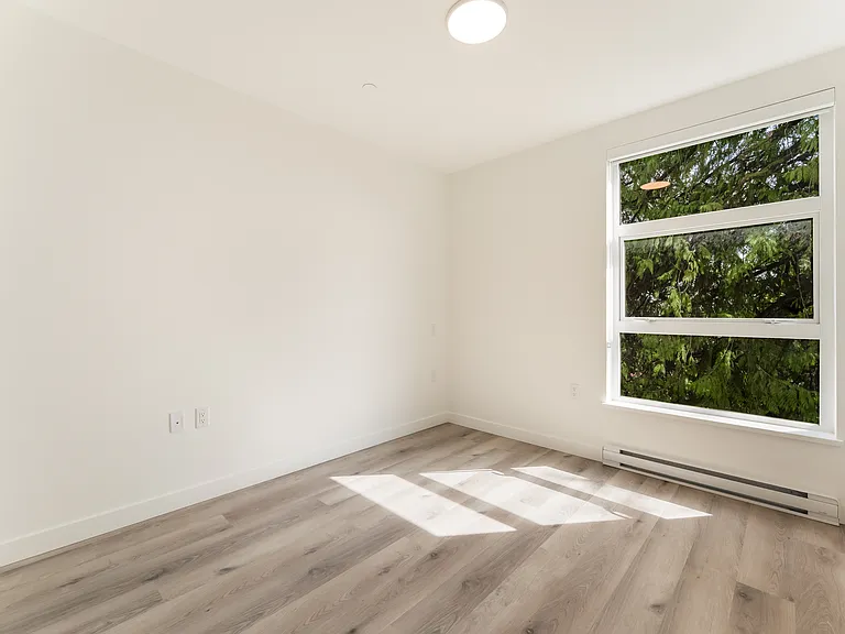 2762 Lonsdale Ave — Photo 54