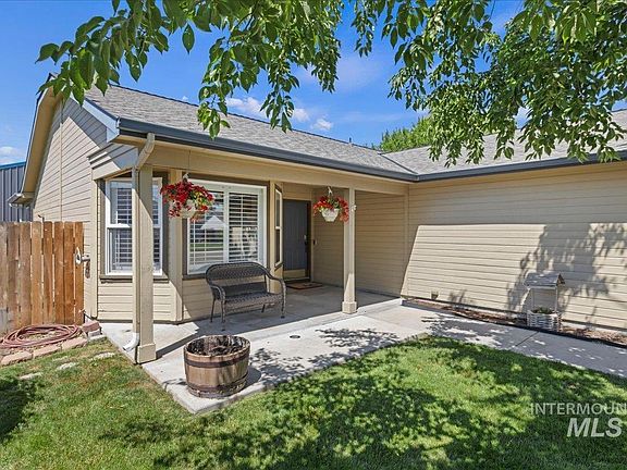 3rd image of 716 Teton Dr