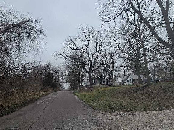 5th image of 201 N Elm St