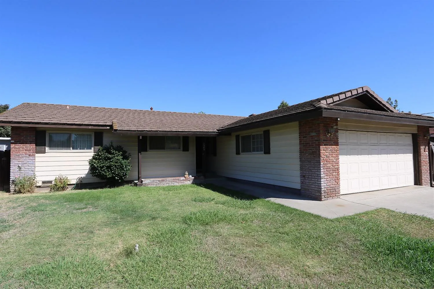 2304 Laguna Dr photo 1
