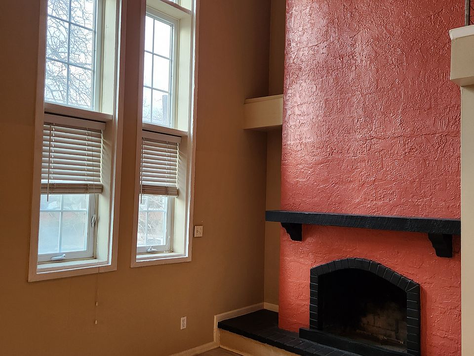 2nd image of 4333 Oak St #17