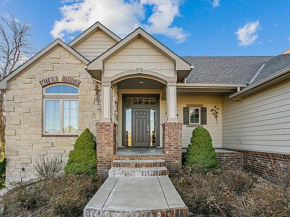 4th image of 1401 N Shadow Rock Dr