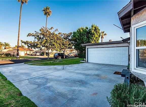 Front driveway, big enough for RV parking.