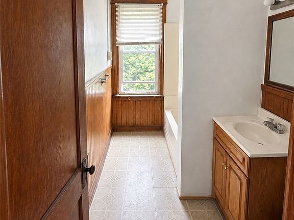 3rd image of 392 Carrington Ave 1
