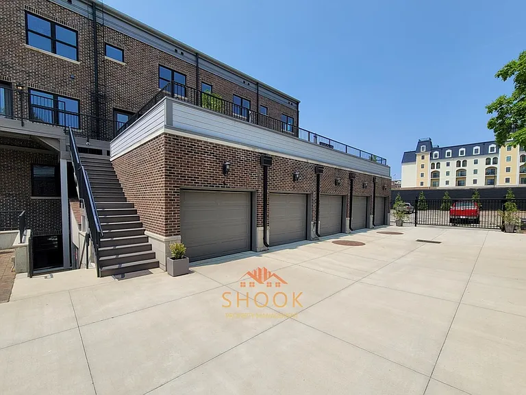 Brownstone Condominiums — Photo 23