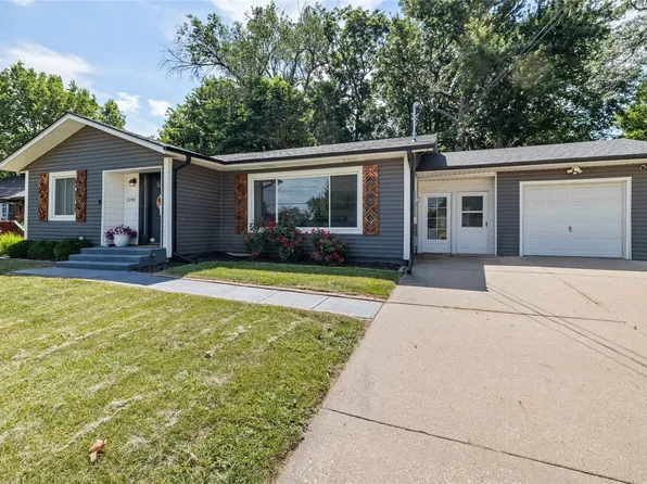 1240 63rd St, Windsor Heights, IA 50324