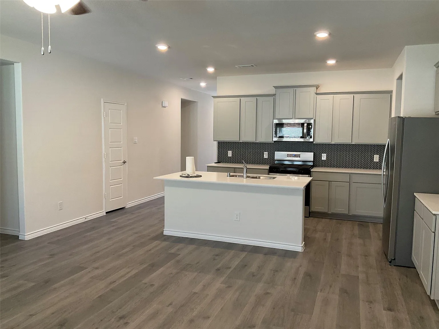 4 bed, 1862 sqft, $2,500 — Photo 3