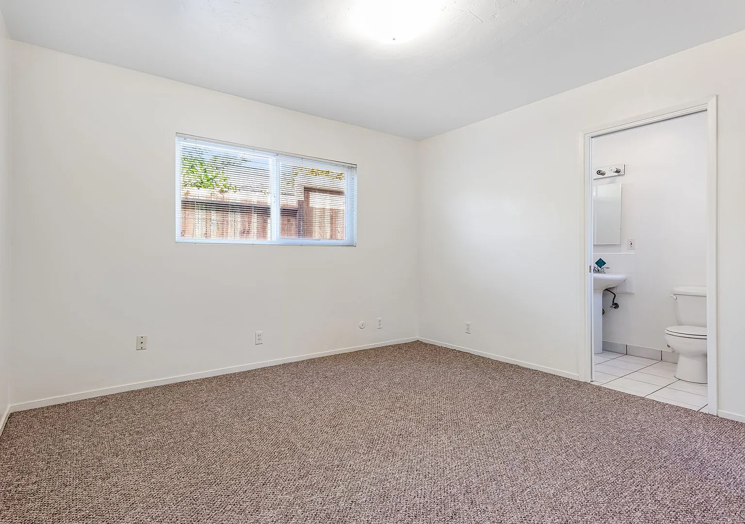 3 bedroom home in the Heights — Photo 4