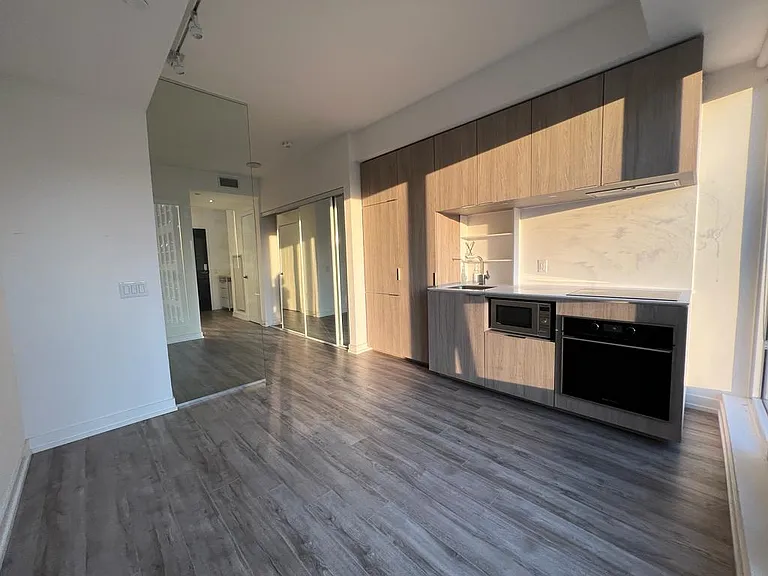 75 Shuter St #2015 — Photo 23