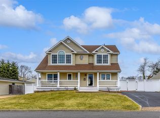 11 Bertram St, Islip, NY 11751