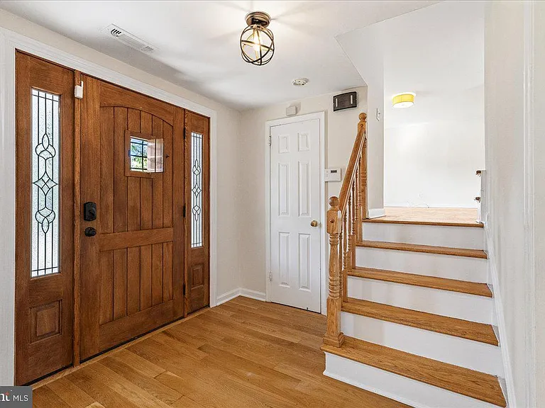 38 Robert Rd — Photo 3