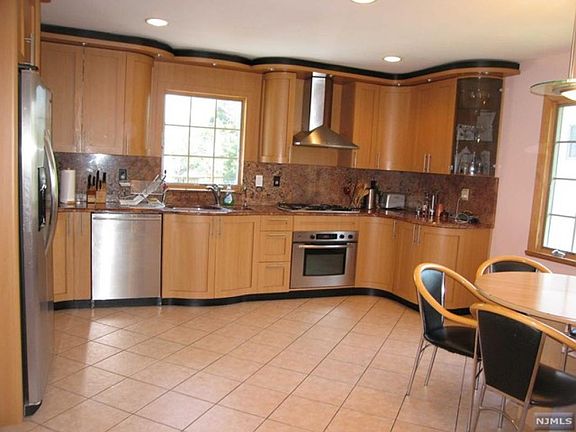3rd image of 13-65 Comerford Pl