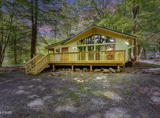 126 Rockwood Dr, Lords Valley, PA 18428