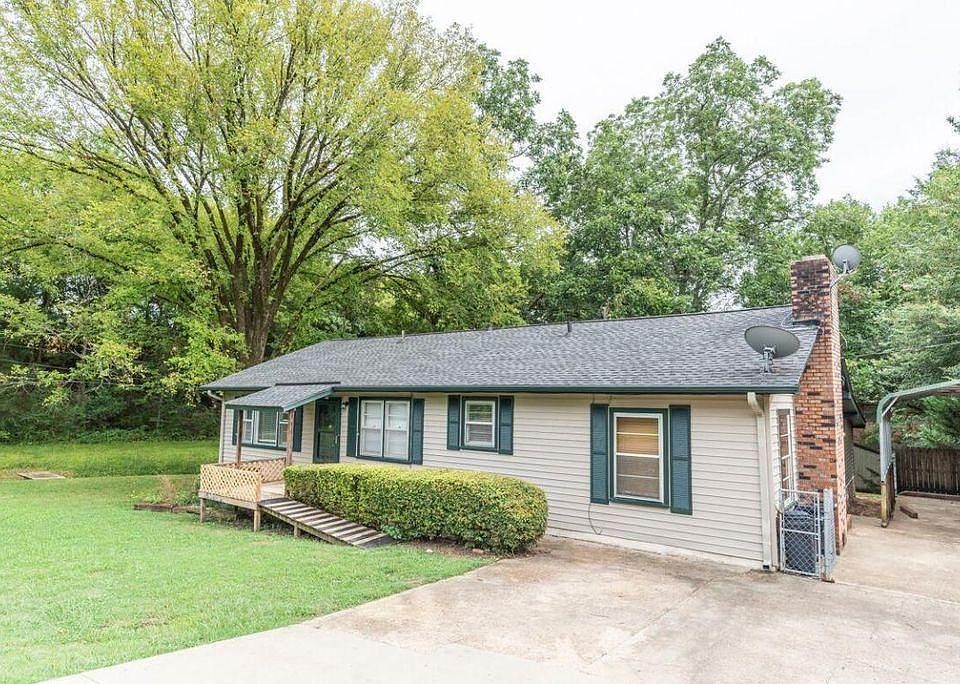 Front of Home Showing Covered Drive
