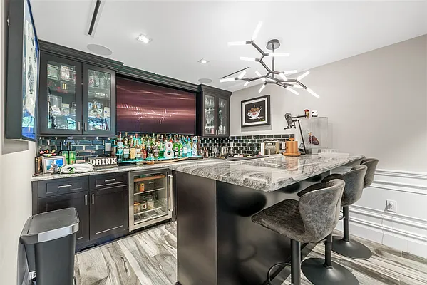 Sold by PRENDAMANO REAL ESTATE | media 49