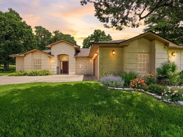 410 Pinehurst Dr, New Ulm, TX 78950