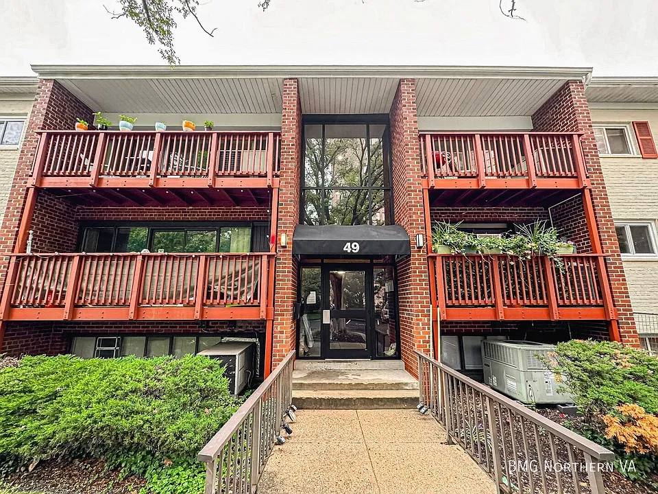 49 Skyhill Rd #202