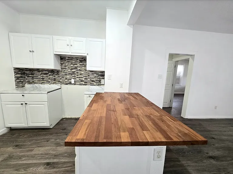 2623 W Houston St — Photo 12